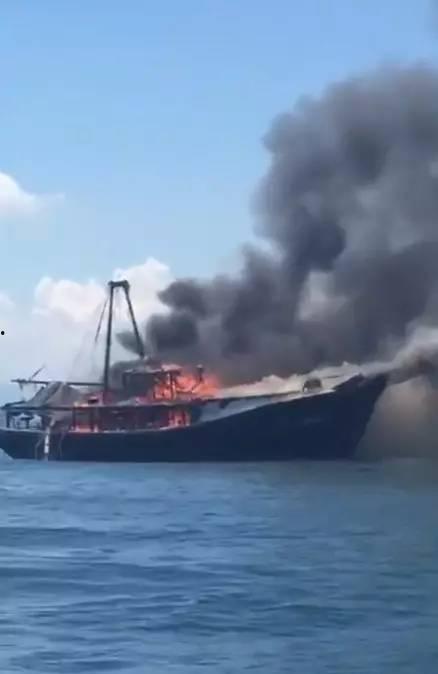 网友爆料渔船视频,惊险一幕!渔船海上遭遇突发状况 第1张 网友爆料渔船视频,惊险一幕!渔船海上遭遇突发状况 第1张